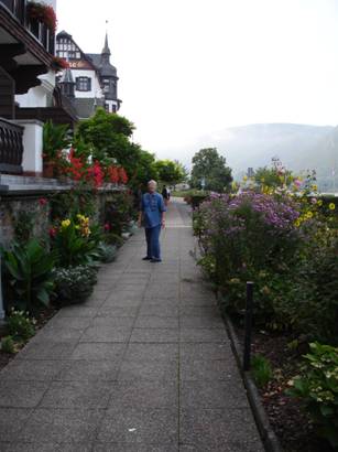 Første overnatting var i vakre Rudesheim/Assmannshausen. Hotellet lå ved Rhein, og det var